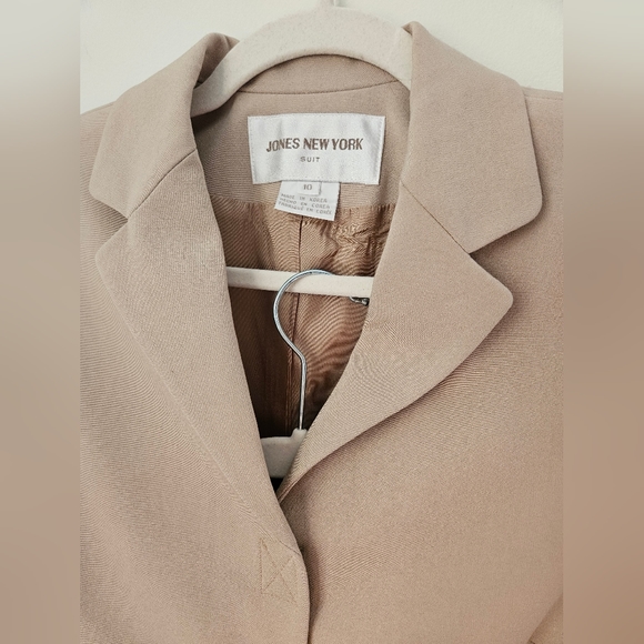 Women suits - Picture 4 of 14